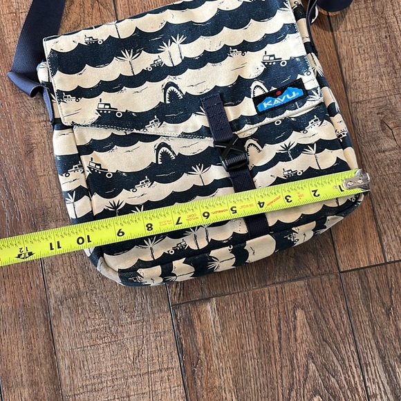 Kavu Navy and Beige ocean Patterned Messenger Bag - Picture 7 of 9